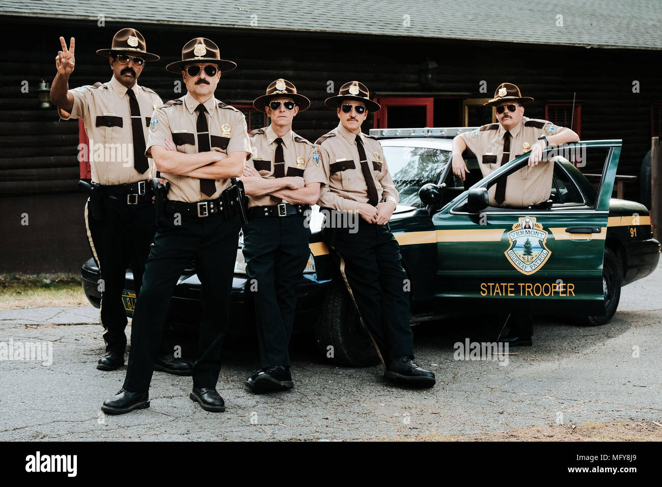 Data di rilascio: Aprile 20, 2018 Titolo: Super Troopers 2 STUDIO: Fox Searchlight Pictures Regista: Jay Chandrasekhar Trama: quando un confine controversia tra gli Stati Uniti e il Canada, il Super Troopers sono incaricati di stabilire una pattuglia di autostrada ferroviaria si disputano nella zona. STARRING: Jay Chandrasekhar, Steve Lemme, Erik Stolhanske, Paul Soter, Kevin Hefferman. (Credito Immagine: © Fox Searchlight Pictures/Entertainment Immagini) Foto Stock