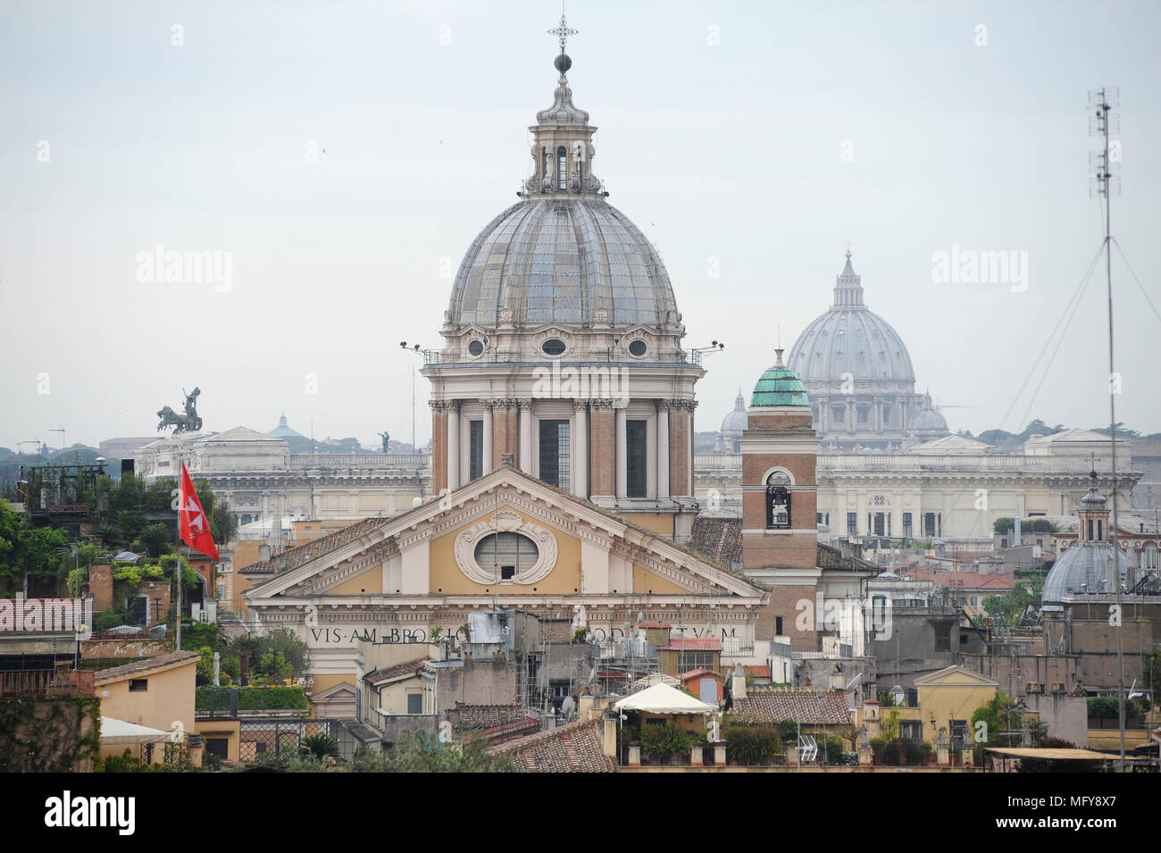La basilica barocca di Sant'Ambrogio e Carlo al Corso (Chiesa dei Santi Ambrogio e Carlo Borromeo) e Michelangelo cupola del Rinascimento italiano Papale Ba Foto Stock