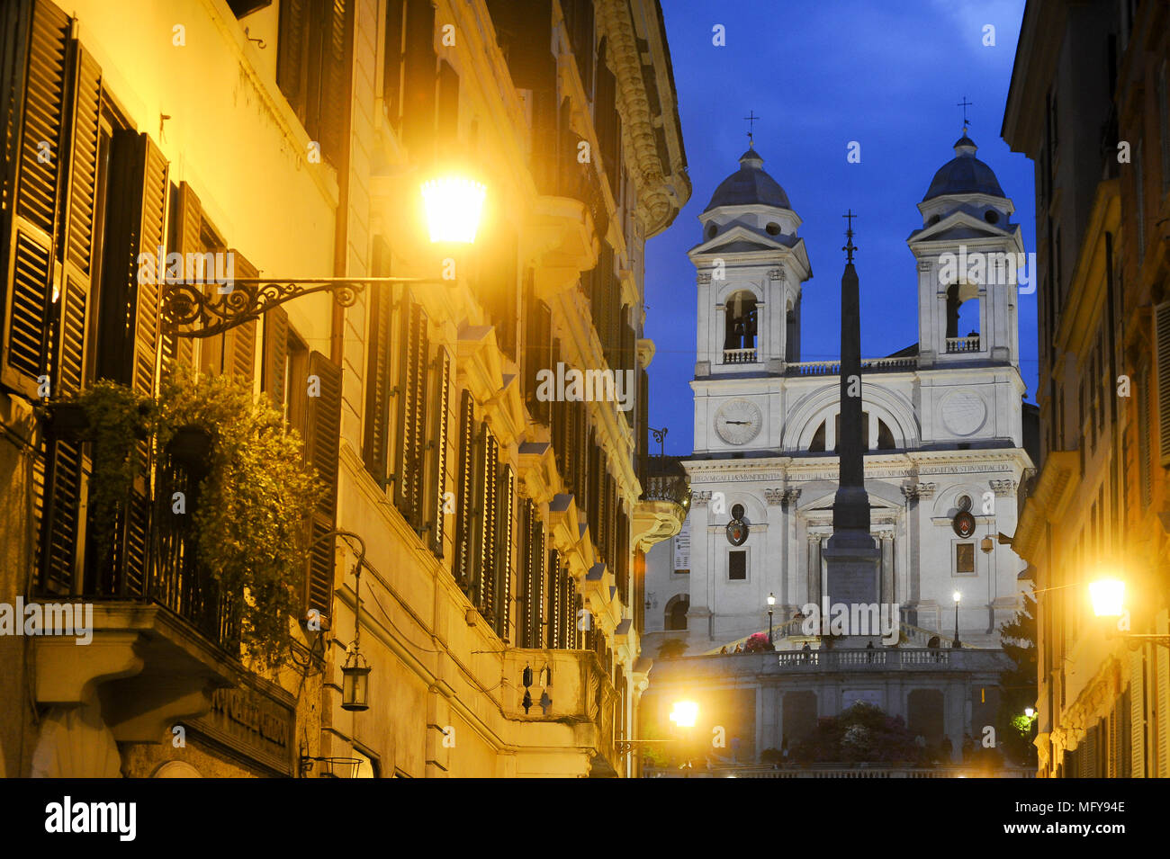 Via Condotti con moda fashion design boutique monumentale scalinata barocca della Triniti dei , Monti (Piazza di Spagna) dal XVIII centur Foto Stock