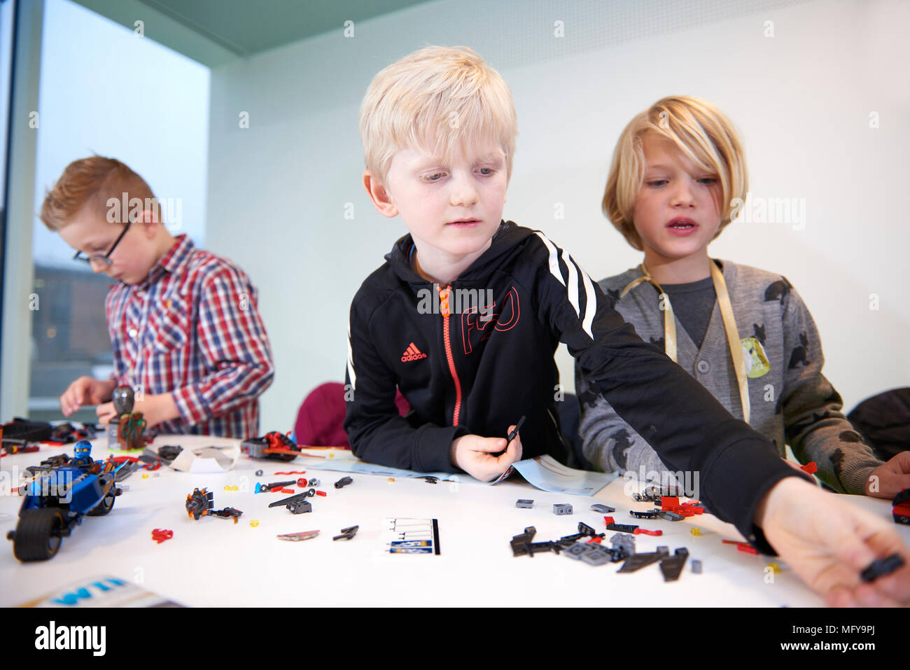 I bambini giocando con LEGO Foto Stock