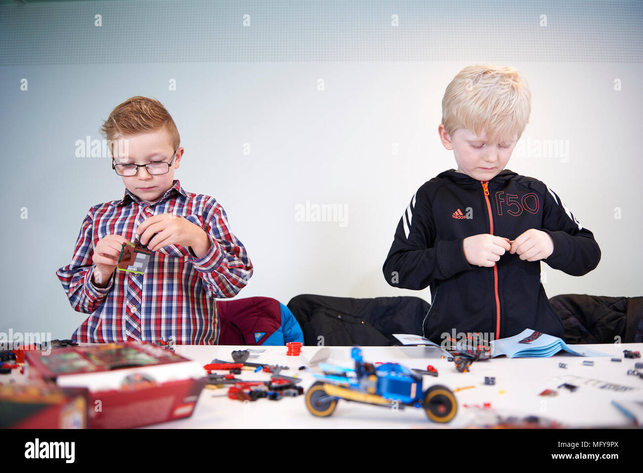 I bambini giocando con LEGO Foto Stock