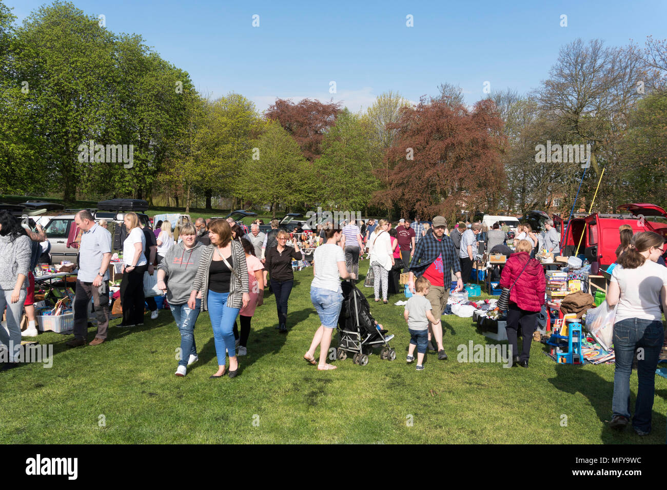 Le persone a un bagagliaio della vettura vendita presso il Parco di Clarence, Wakefield, West Yorkshire, Inghilterra, Regno Unito Foto Stock