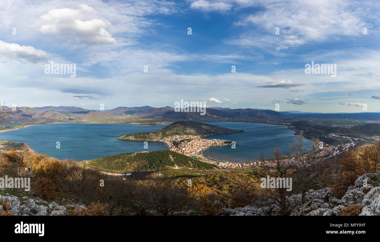 Vista aerea del lago Orestiada e Kastoria, una città nel nord della Grecia nella regione della Macedonia Occidentale Foto Stock