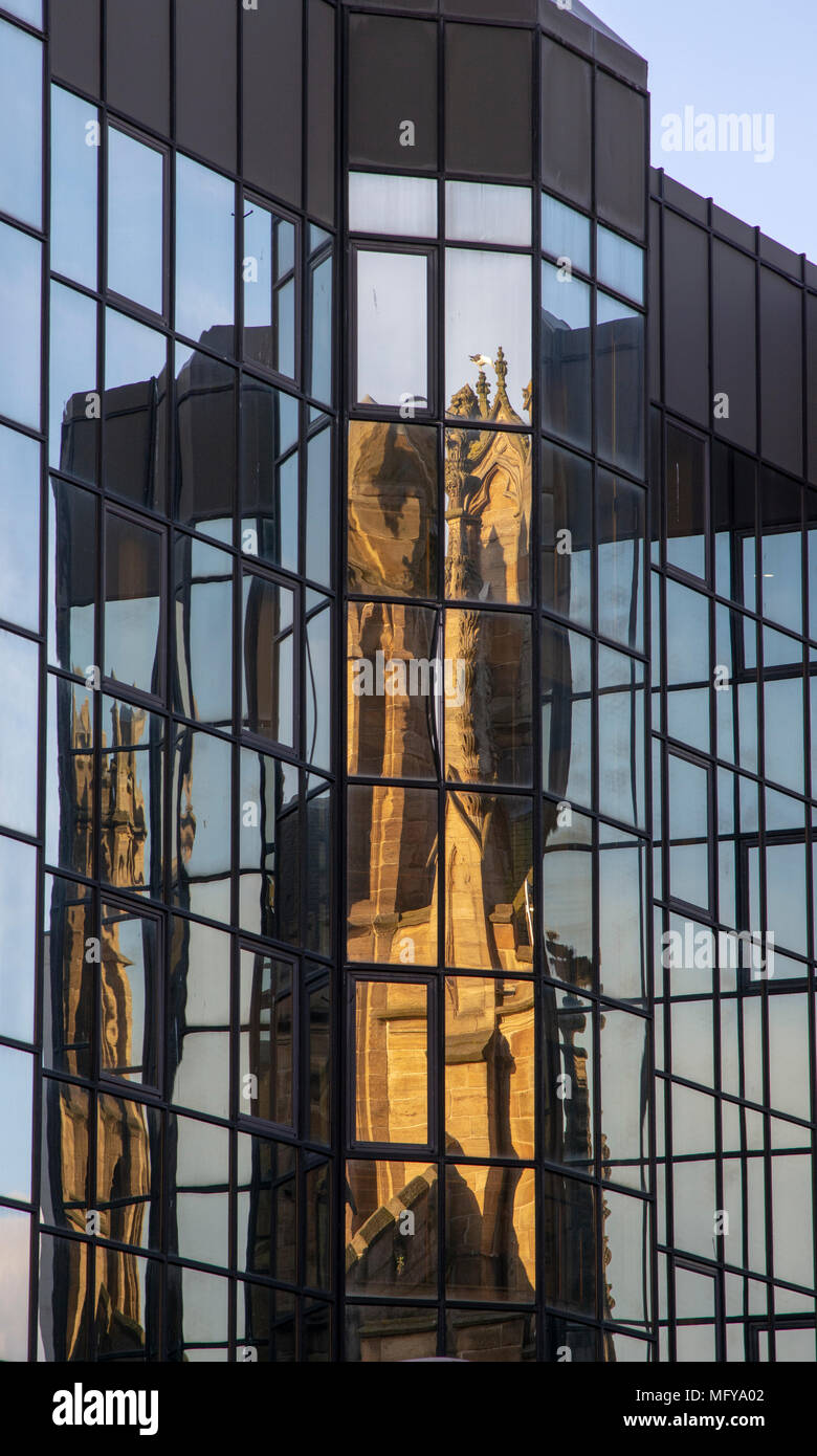 La cattedrale di Sant'Andrea, Glasgow riflessa nelle finestre del blocco ufficio accanto ad esso Foto Stock