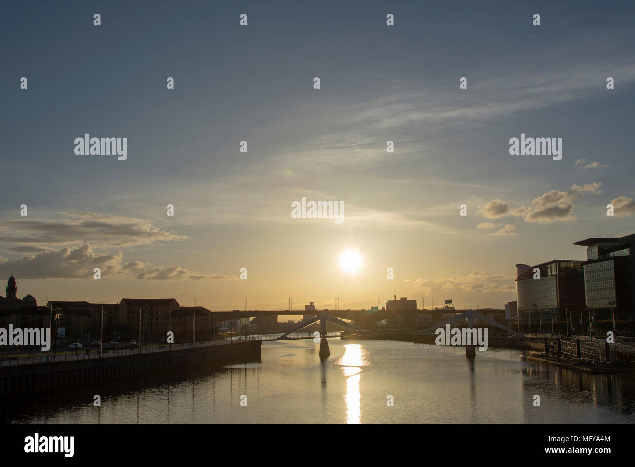 Cerca dwn sul fiume Clyde al tramonto dalla metà del Re Giorgio V bridge, Glasgow Foto Stock
