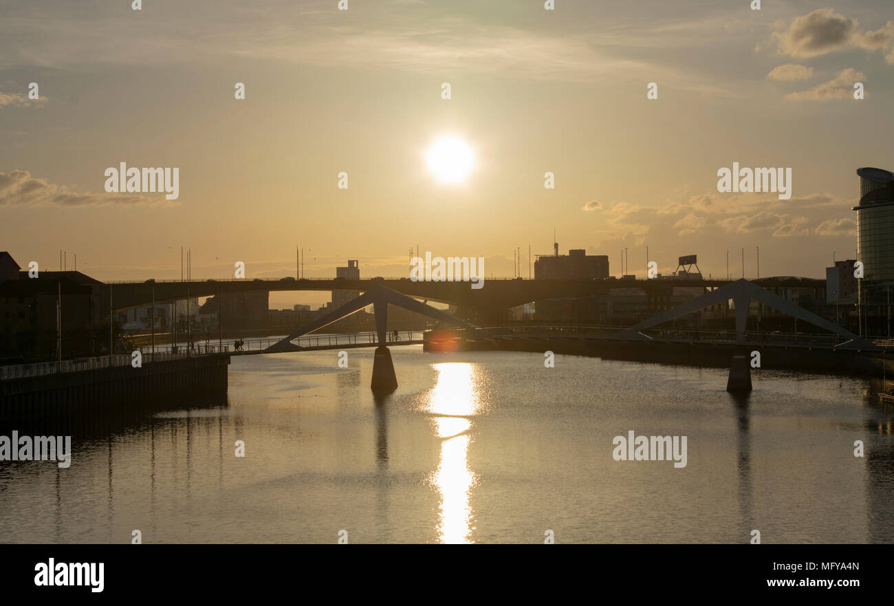 Cerca dwn sul fiume Clyde al tramonto dalla metà del Re Giorgio V bridge, Glasgow Foto Stock