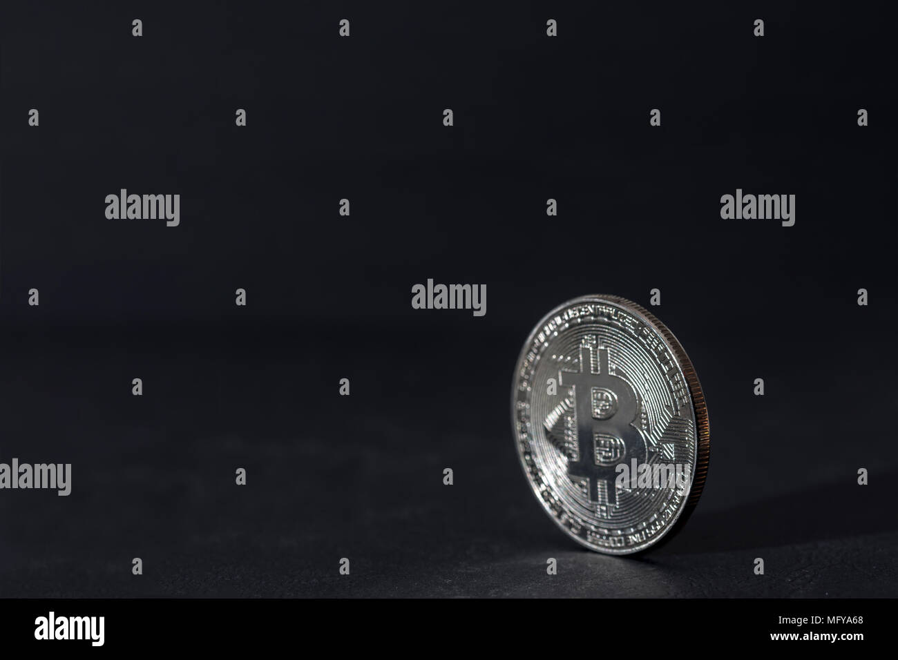Close up bitcoin, argento, bitcoin bitcoin con sfondo sfocato, valuta digitale, Foto Stock