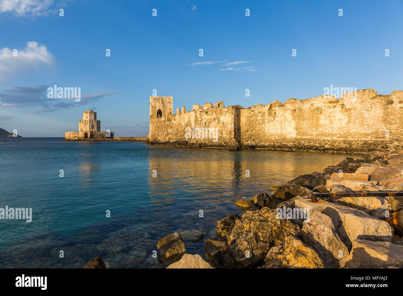 Il castello di Methoni e la torre Bourtzi sul capo del sud del Peloponneso, Grecia Foto Stock