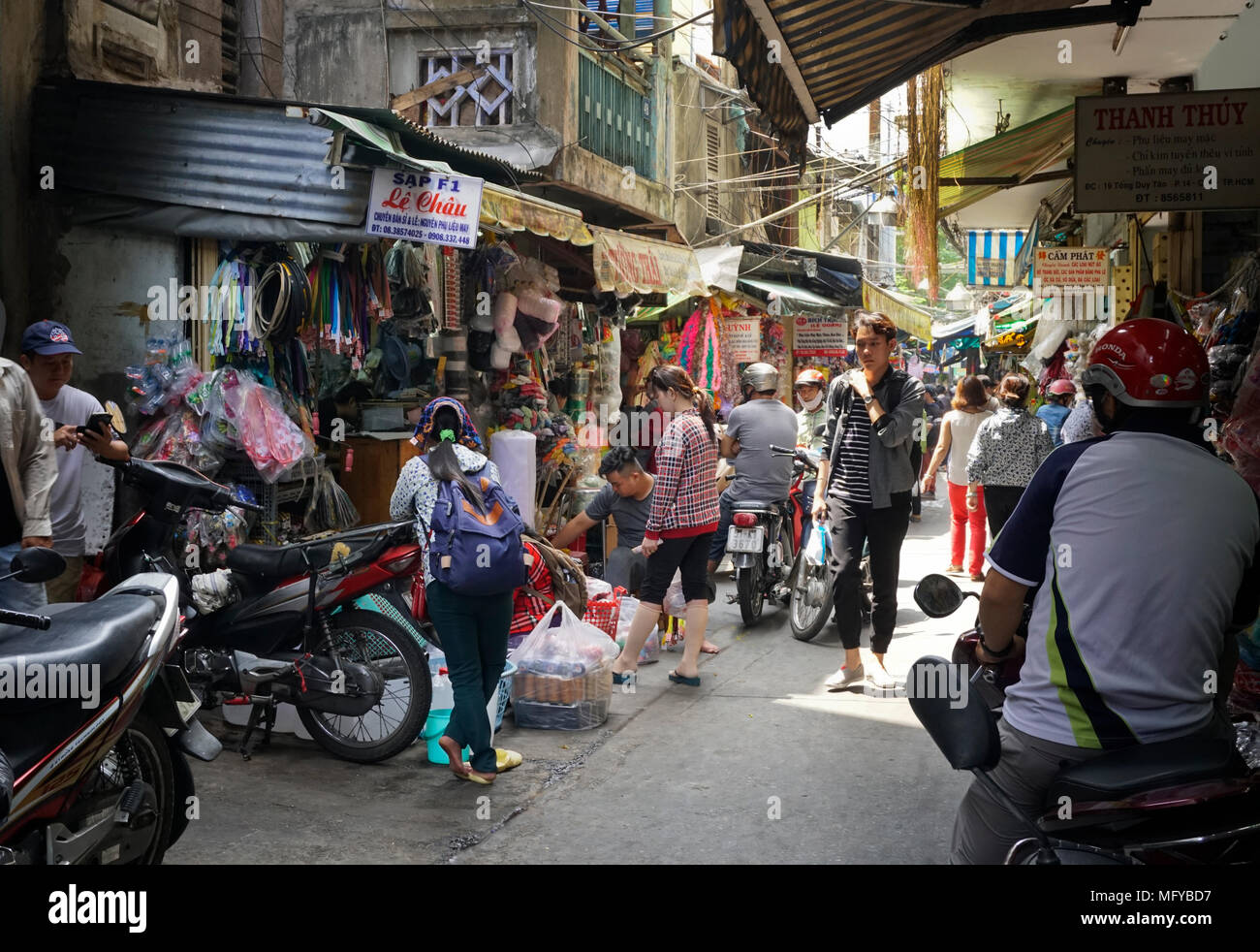 Duong Tong Duy Tan street nel Soai quello dei Kinh tessuto Lam Mercato, Chinatown, Ho Chi Minh City; Saigon Vietnam; Foto Stock