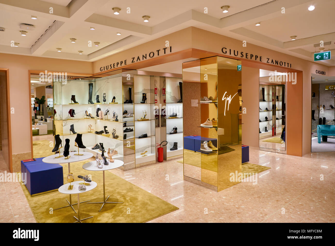 Roma, Italia - circa novembre, 2017: Giuseppe Zanotti scarpe sul  visualizzatore in corrispondenza di un secondo flagship store della  Rinascente a Roma Foto stock - Alamy