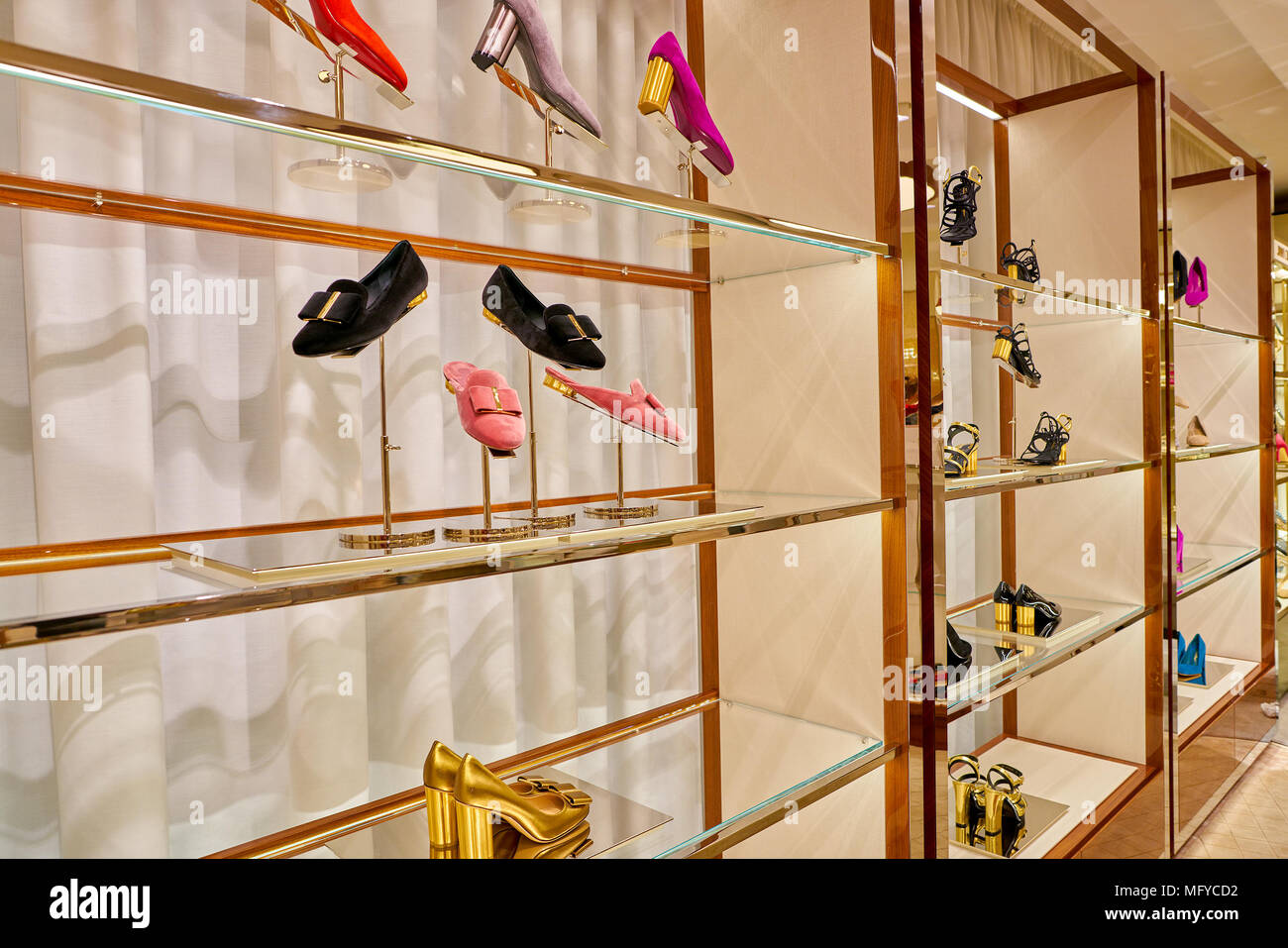 Roma, Italia - circa novembre, 2017: Salvatore Ferragamo scarpe sul  visualizzatore in corrispondenza di un secondo flagship store della  Rinascente a Roma Foto stock - Alamy