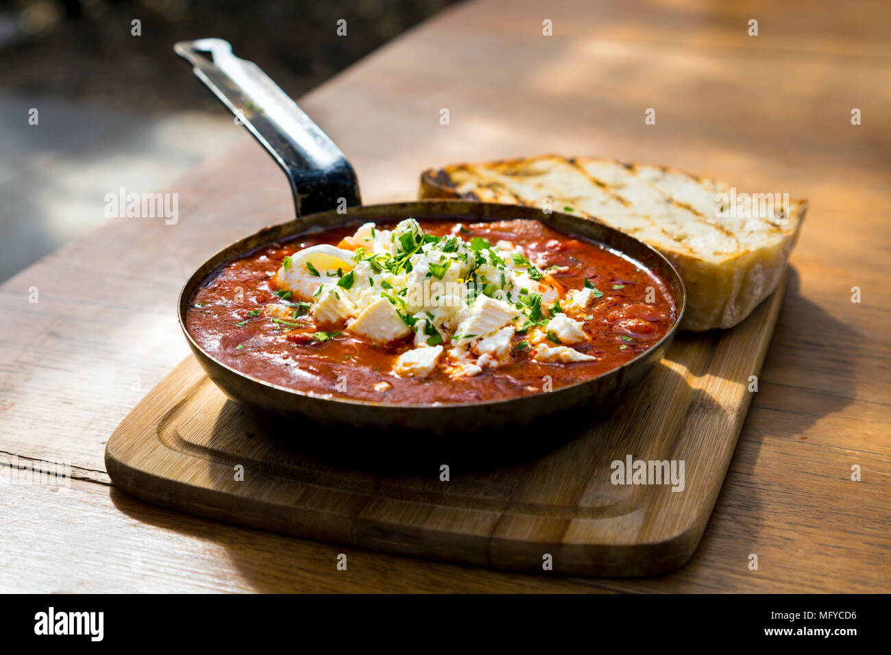 Shakshouka - piatto di uova in camicia in salsa di pomodoro Foto Stock