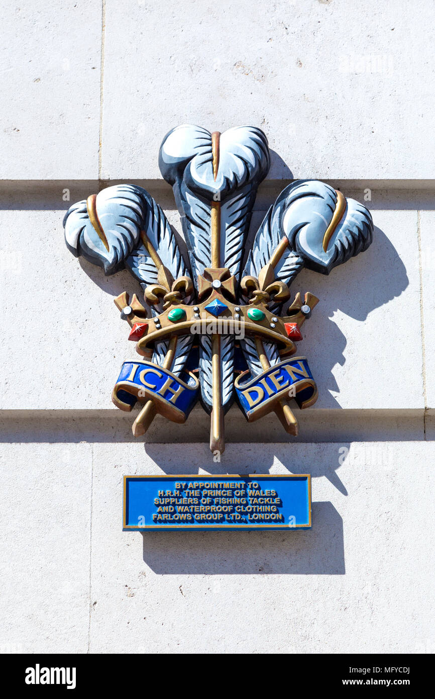 Emblema araldico, Royal insegne del Principe Carlo il Principe di Galles sulla parete di un abbigliamento impermeabile fornitore, London, Regno Unito Foto Stock