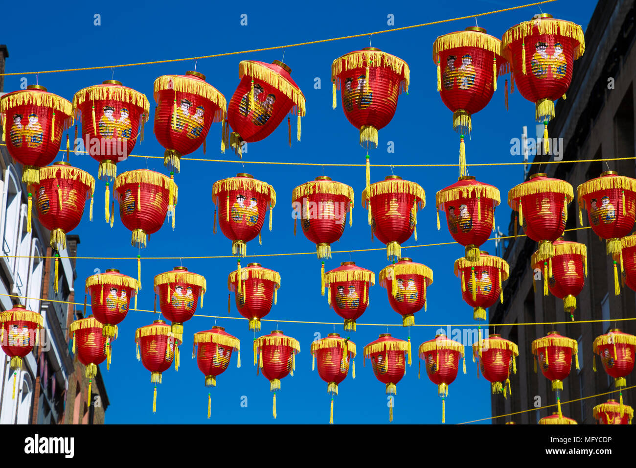 Rosso e giallo lanterne cinesi appeso sopra una strada in China Town, Londra, Regno Unito Foto Stock