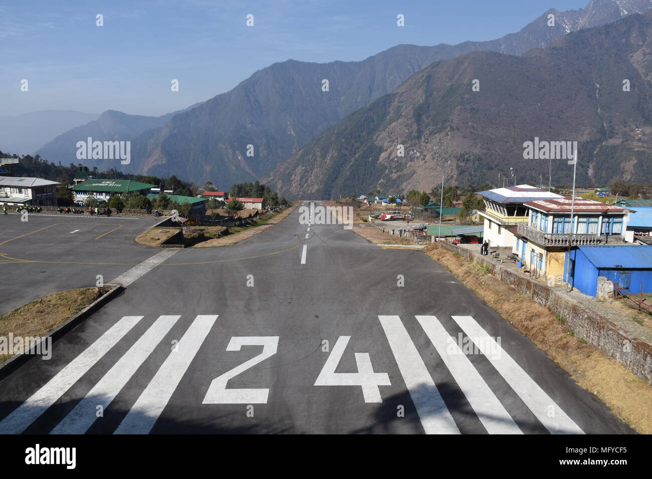 Breve pista di Lukla, Aeroporto Lukla, Nepal Foto Stock