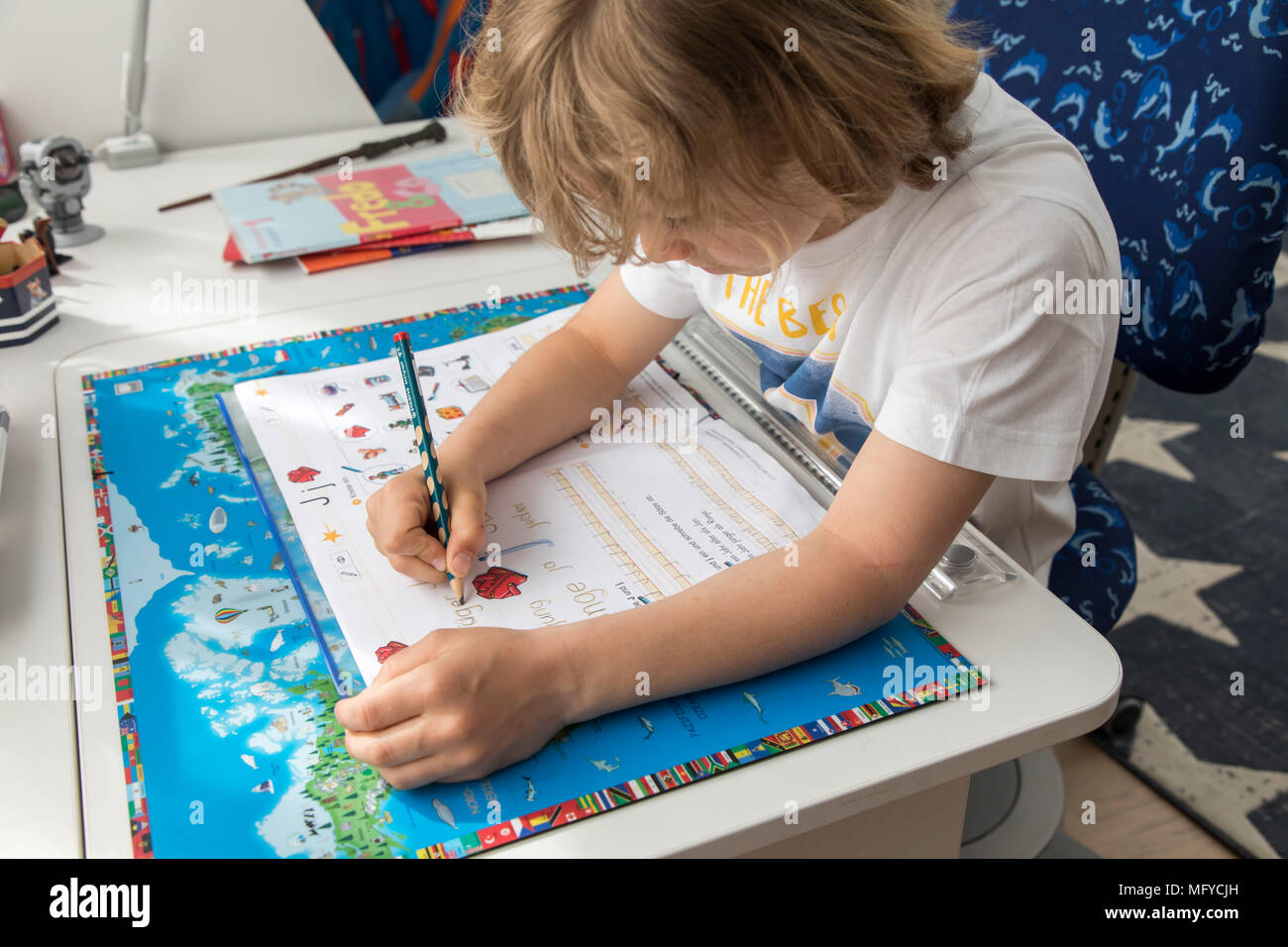 Il ragazzo, scuola elementare studente, 8 anni, impara a scuola a casa, non i compiti, Foto Stock