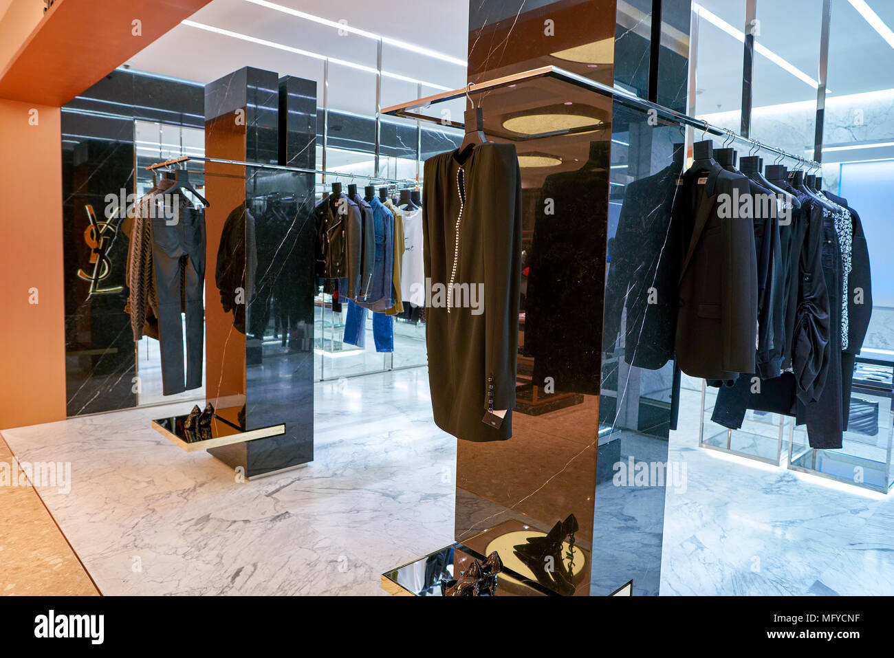 Roma, Italia - circa novembre, 2017: Yves Saint Laurent abbigliamento sul  visualizzatore in corrispondenza di un secondo flagship store della  Rinascente a Roma Foto stock - Alamy