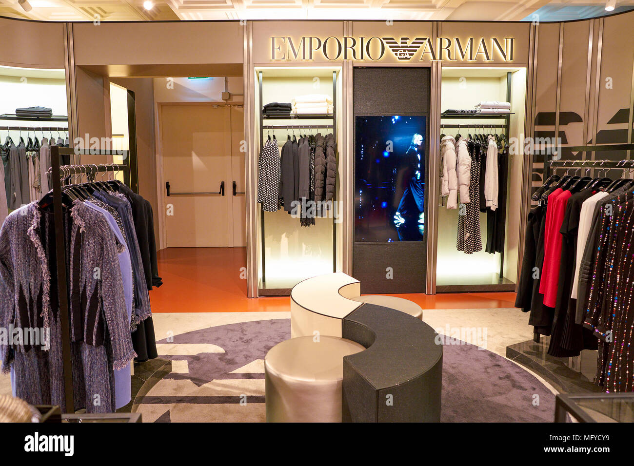 Roma, Italia - circa novembre, 2017: Emporio Armani abiti sul  visualizzatore in corrispondenza di un secondo flagship store della  Rinascente a Roma Foto stock - Alamy