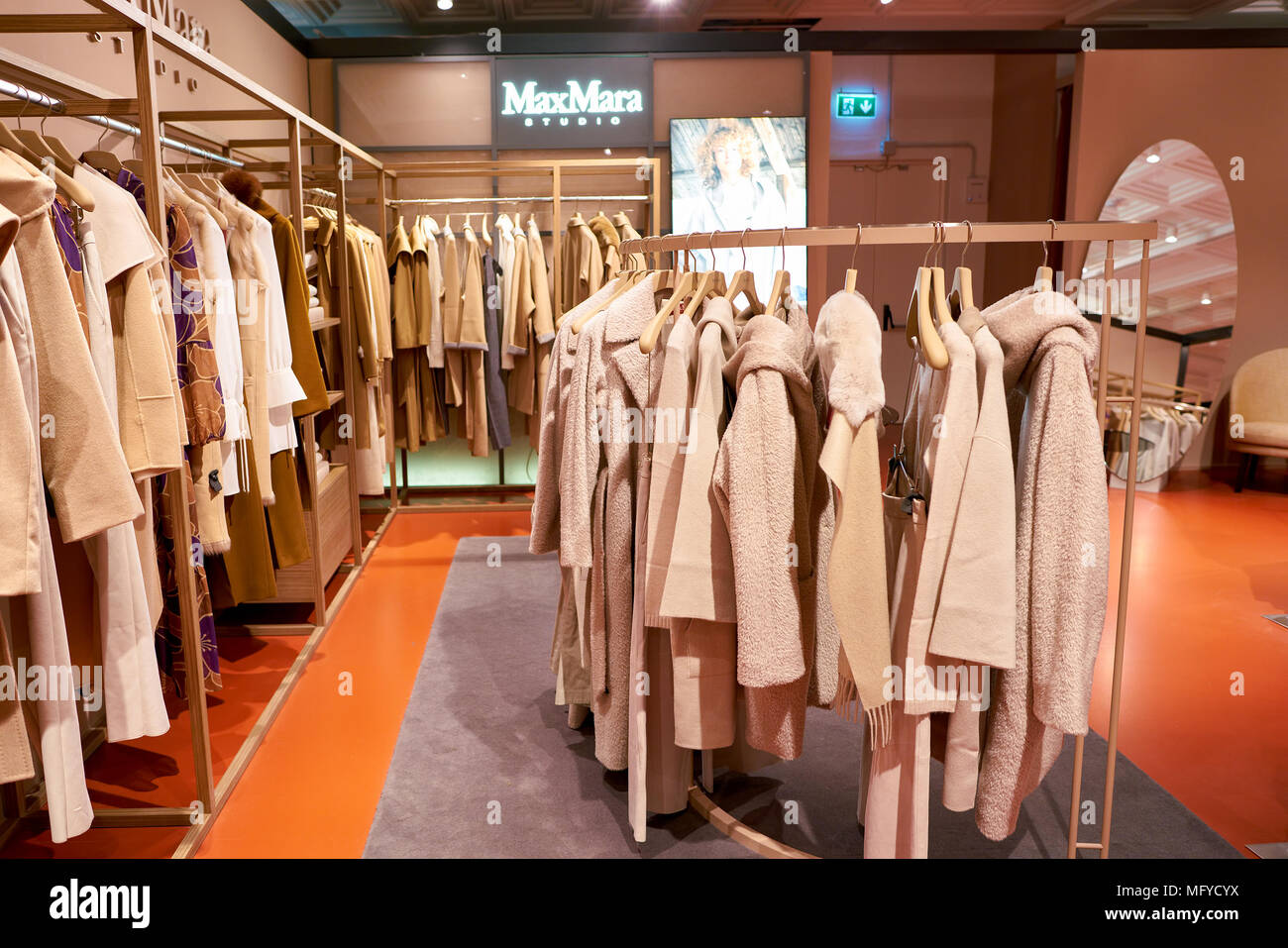 Roma, Italia - circa novembre, 2017: Max Mara abbigliamento sul  visualizzatore in corrispondenza di un secondo flagship store della  Rinascente a Roma Foto stock - Alamy