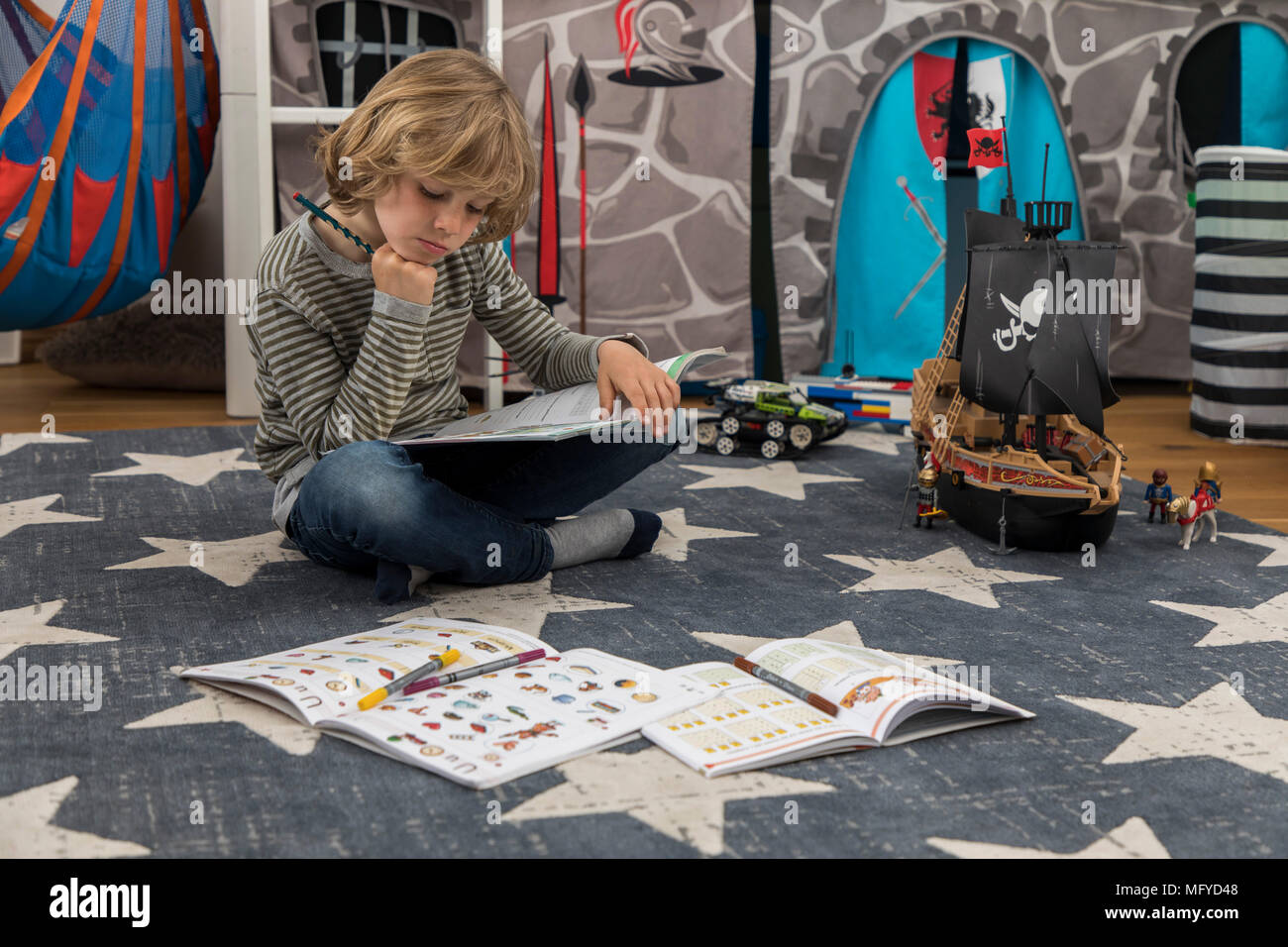 Il ragazzo, scuola elementare studente, 8 anni, impara a scuola a casa, non i compiti, matematica, Foto Stock