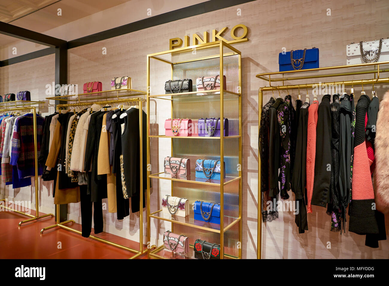 Pinko fashion store immagini e fotografie stock ad alta risoluzione - Alamy