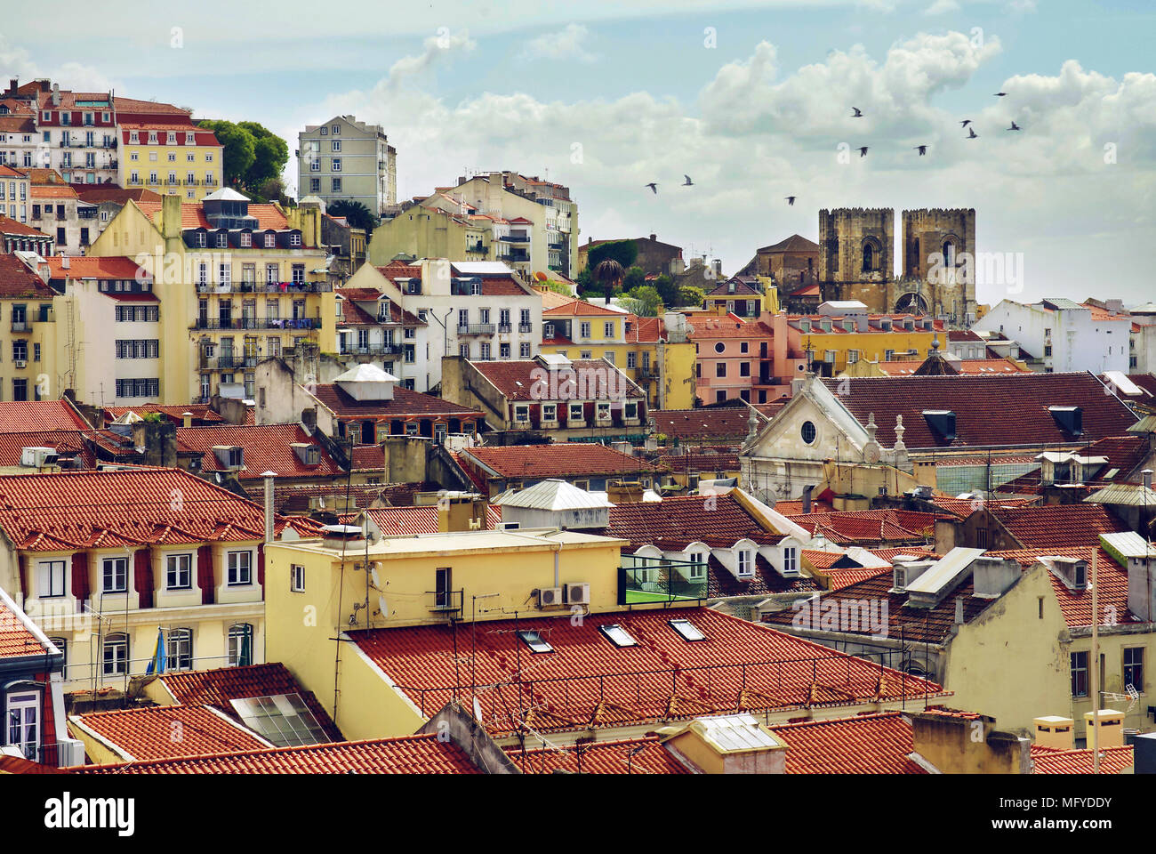 Vintage del panorama della vecchia città tradizionale di Lisbona con case di Castle Hill quartiere Foto Stock
