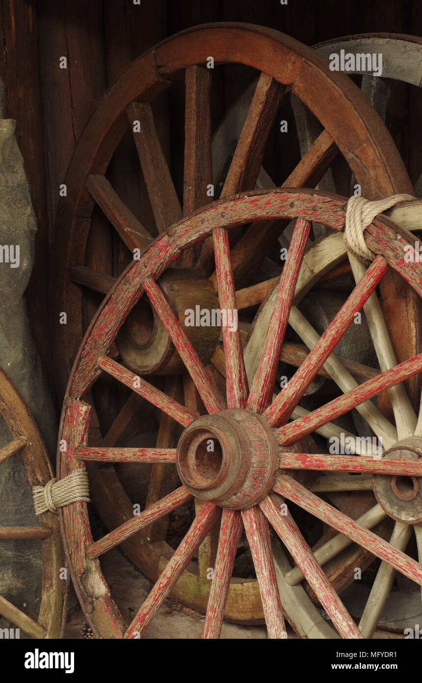 Collezione di antichi agriturismo rustico ruote di carri Foto Stock
