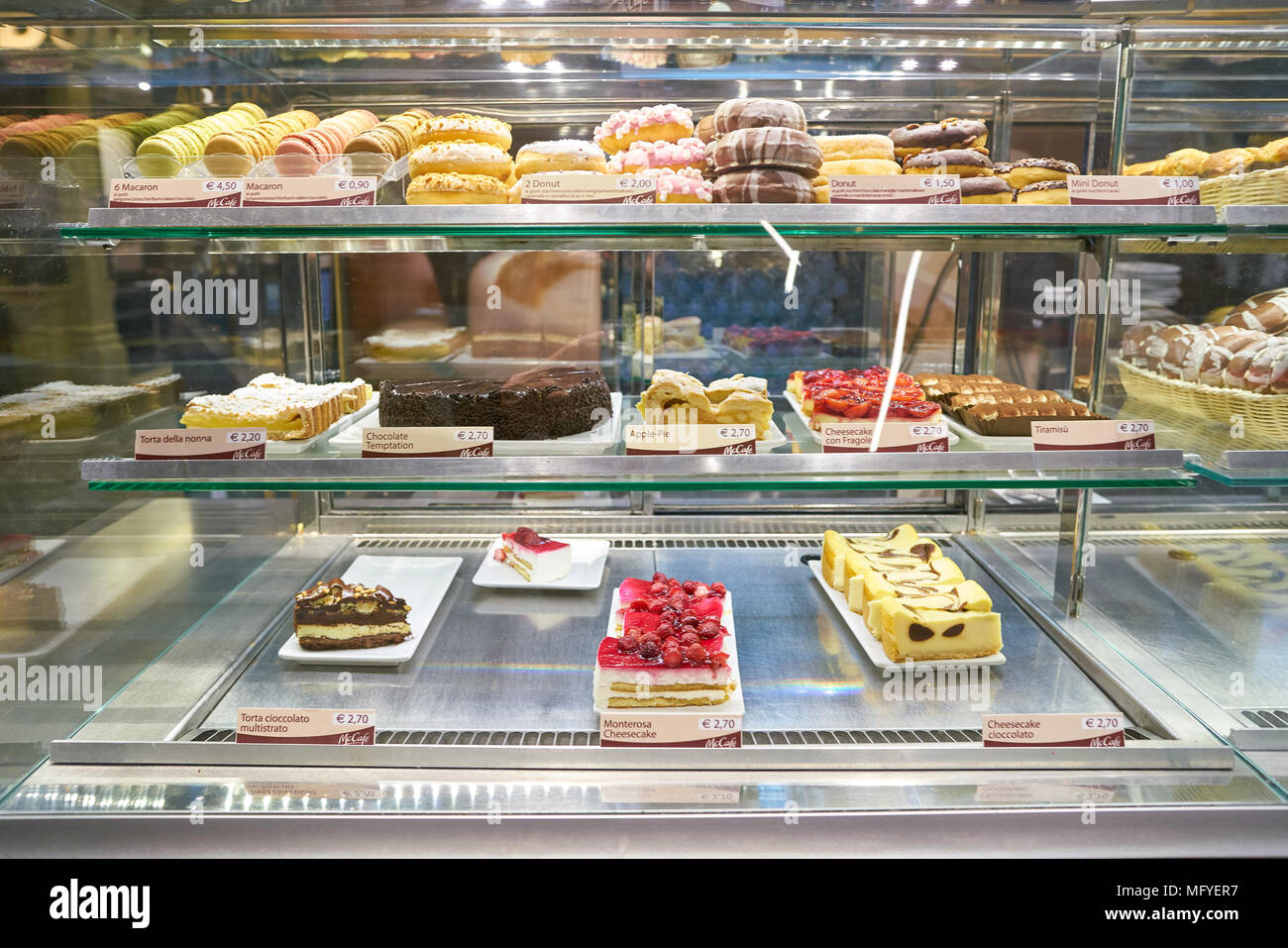 Roma, Italia - circa novembre, 2017: vetrina a McCafe coffeehouse in Roma Foto Stock