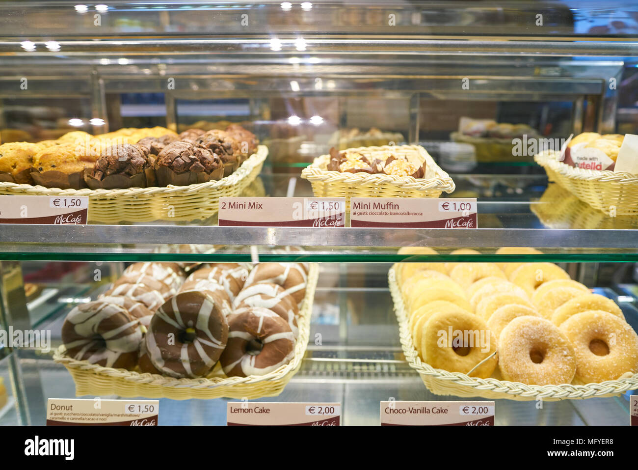 Roma, Italia - circa novembre, 2017: vetrina a McCafe coffeehouse in Roma Foto Stock