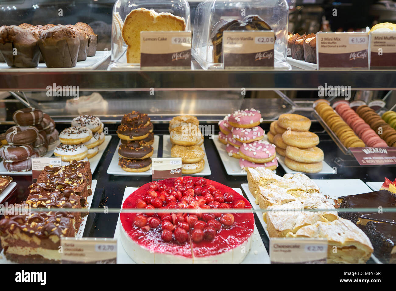 Roma, Italia - circa novembre, 2017: vetrina a McCafe coffeehouse in Roma Foto Stock