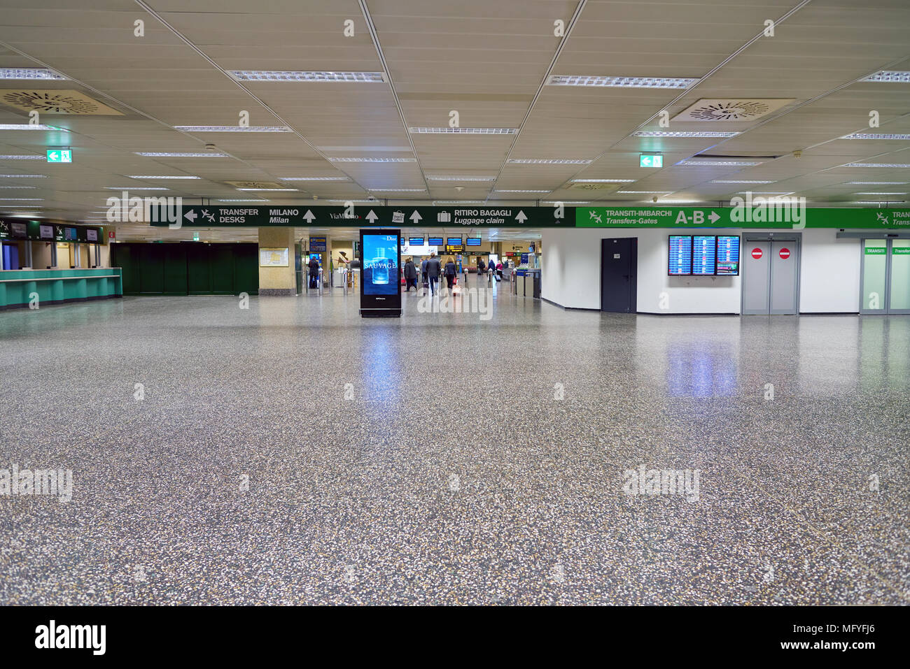 Aeroporto di MILANO MALPENSA, Italia - circa novembre, 2017: all'interno di aeroporto di Milano Malpensa Terminal 1. Foto Stock