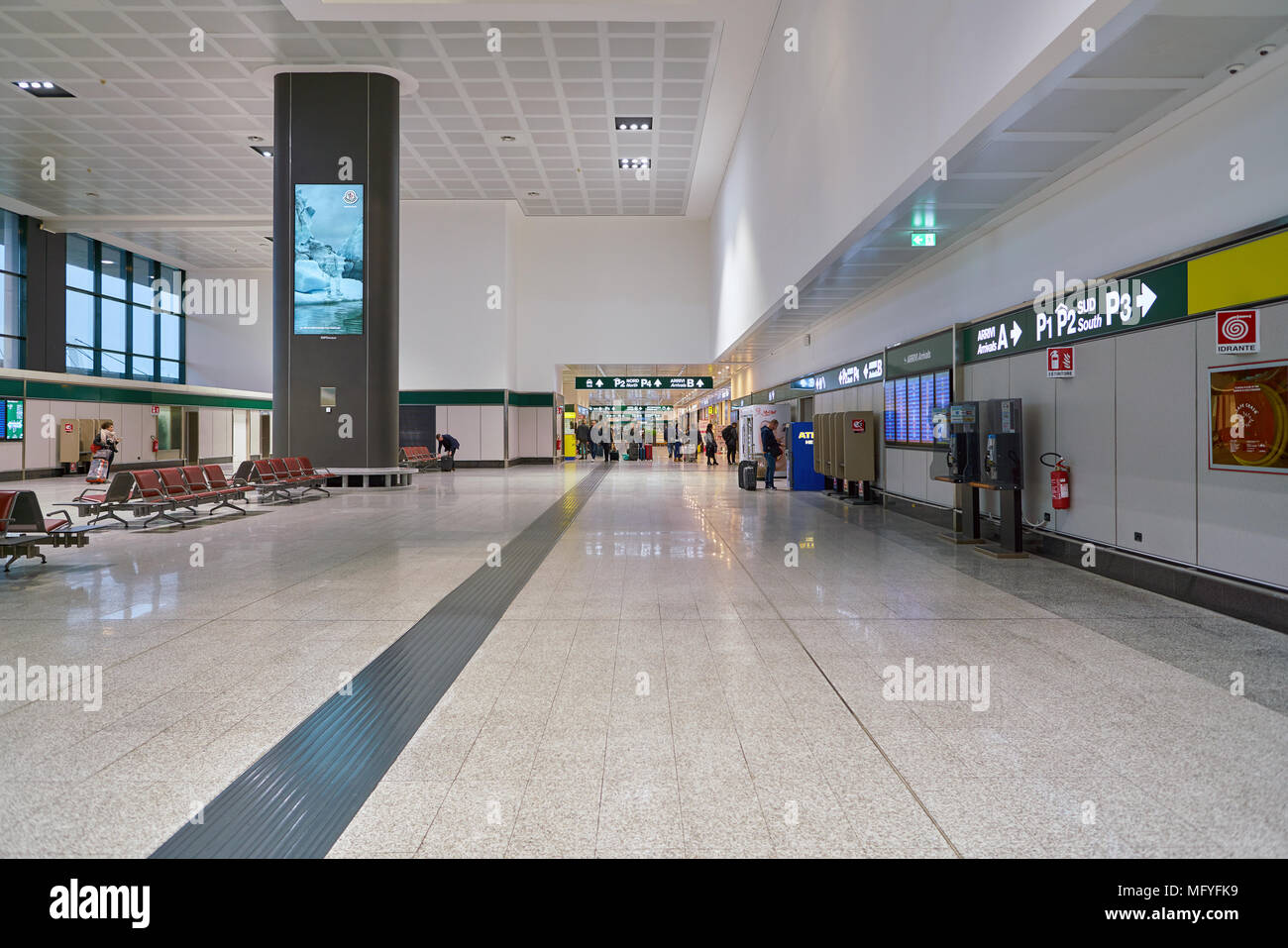 Aeroporto di MILANO MALPENSA, Italia - circa novembre, 2017: all'interno di aeroporto di Milano Malpensa Terminal 1. Foto Stock
