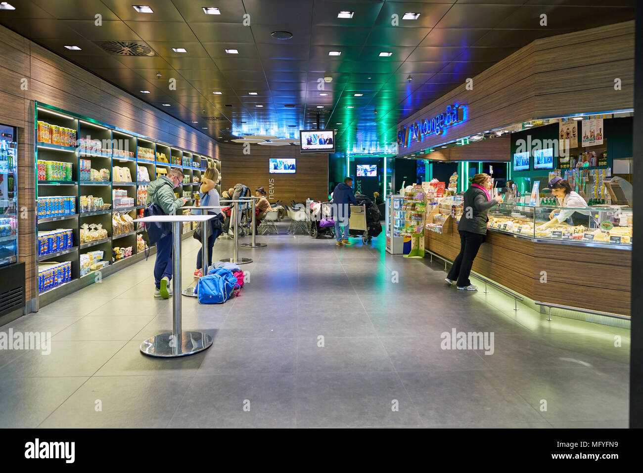 Aeroporto di MILANO MALPENSA, Italia - circa novembre, 2017: Sky Lounge Bar all'aeroporto di Milano Malpensa. Foto Stock