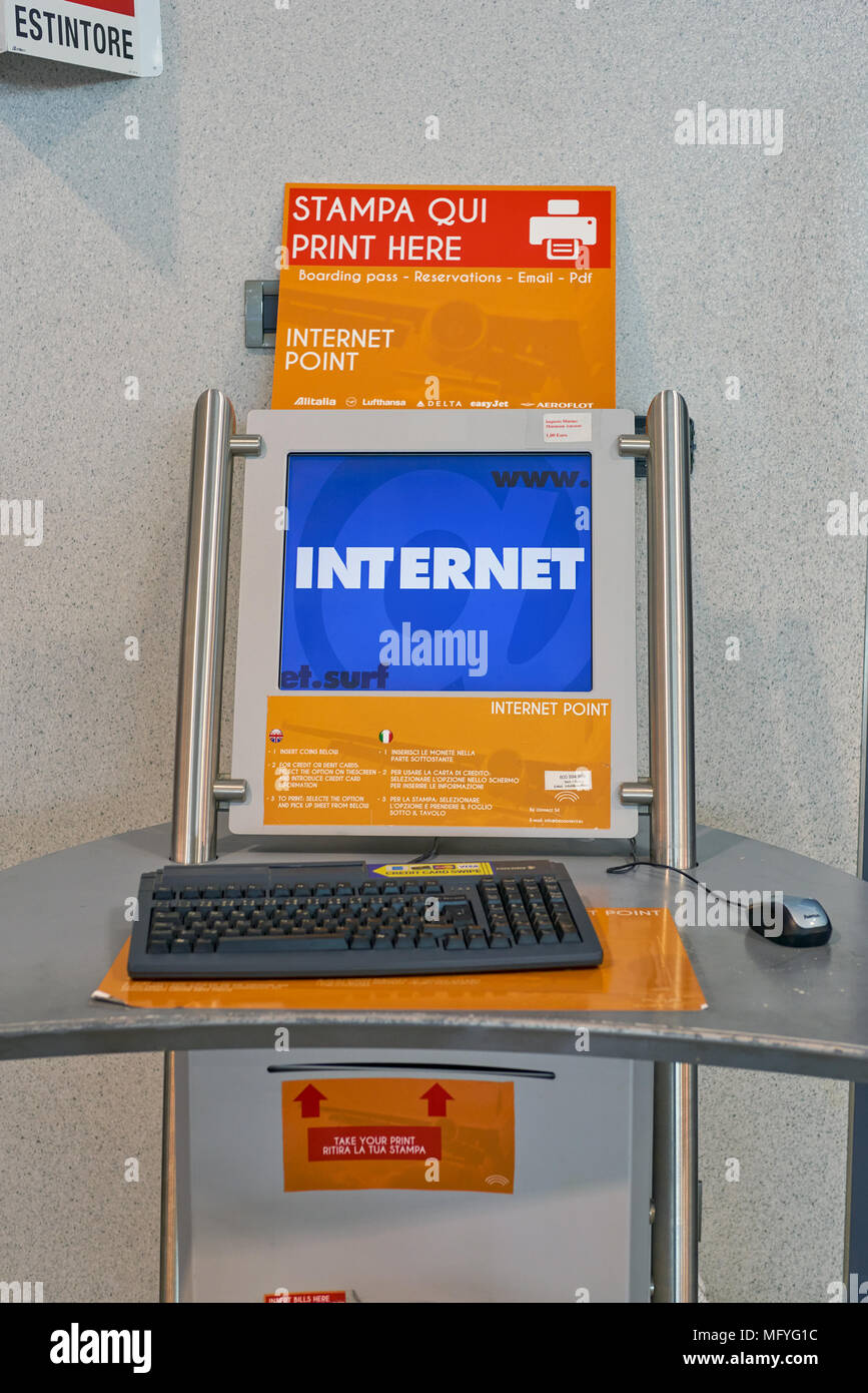 Aeroporto di MILANO MALPENSA, Italia - circa novembre, 2017: Internet point all'aeroporto di Milano Malpensa. Foto Stock