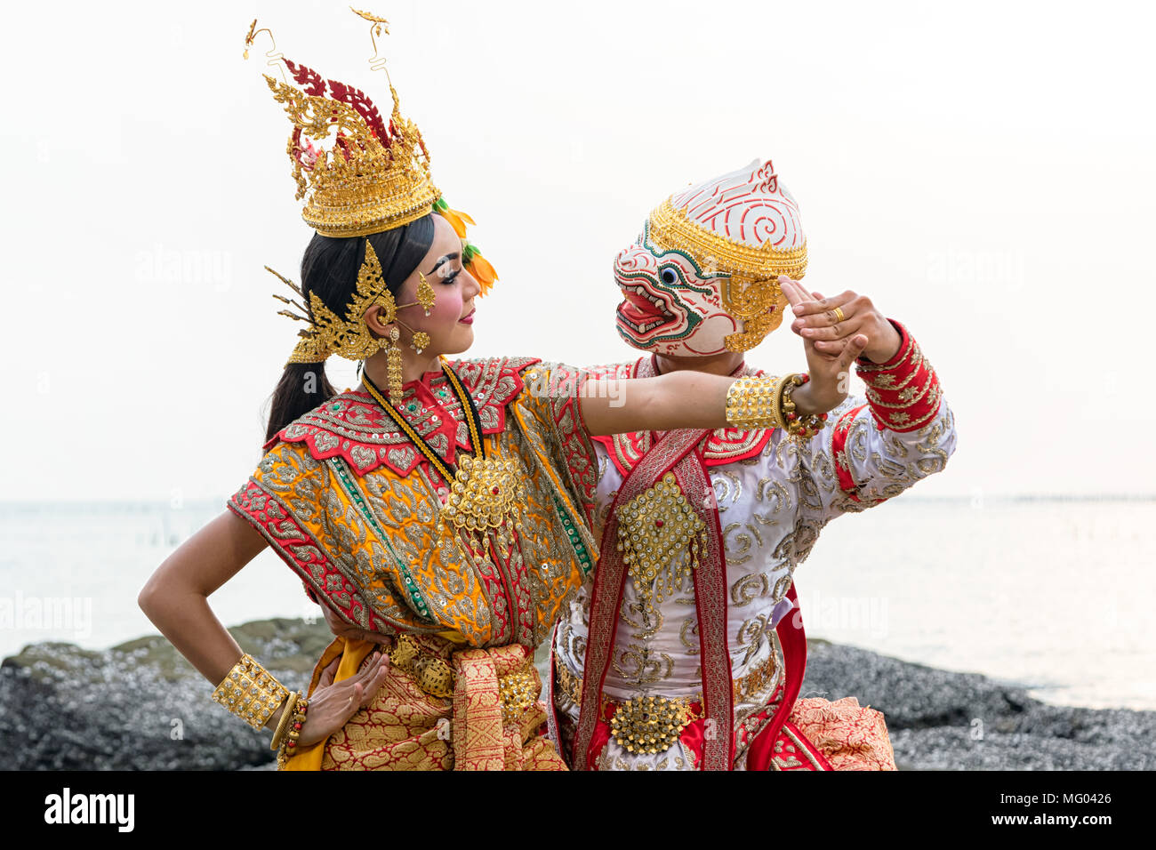 Khon è tradizionale dance drama arte Tailandese classica mascherata dalla letteratura Ramayana Foto Stock
