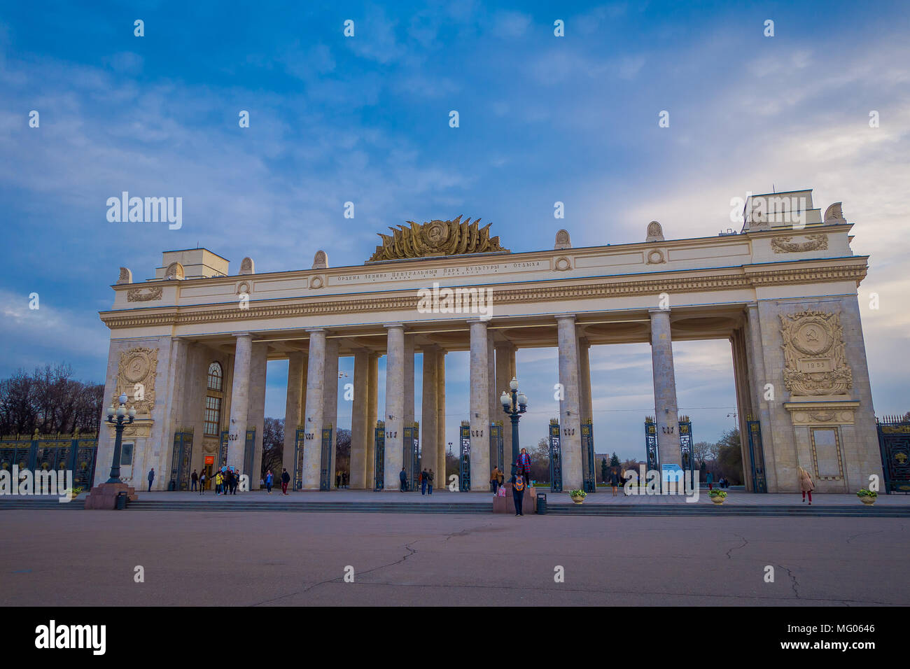 Mosca, Russia- aprile, 24, 2018: porta principale di accesso del Gorky Park, uno dei principali citysights e punto di riferimento Foto Stock