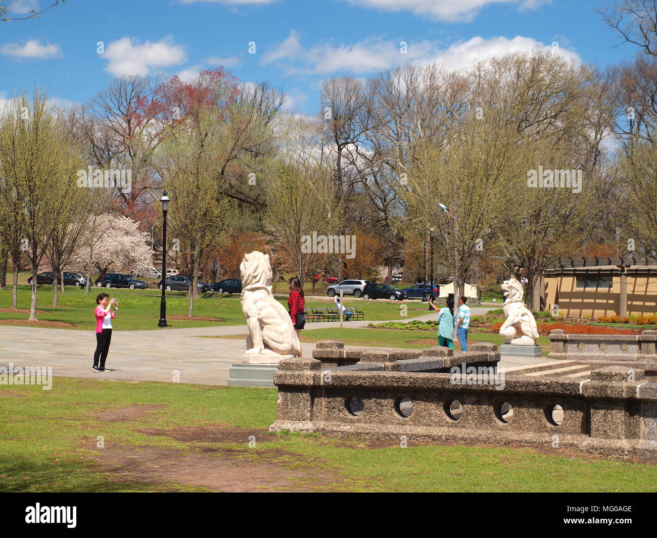 I visitatori di Newark New Jersey Branch Brook park godendo di una calda giornata di primavera. Foto Stock