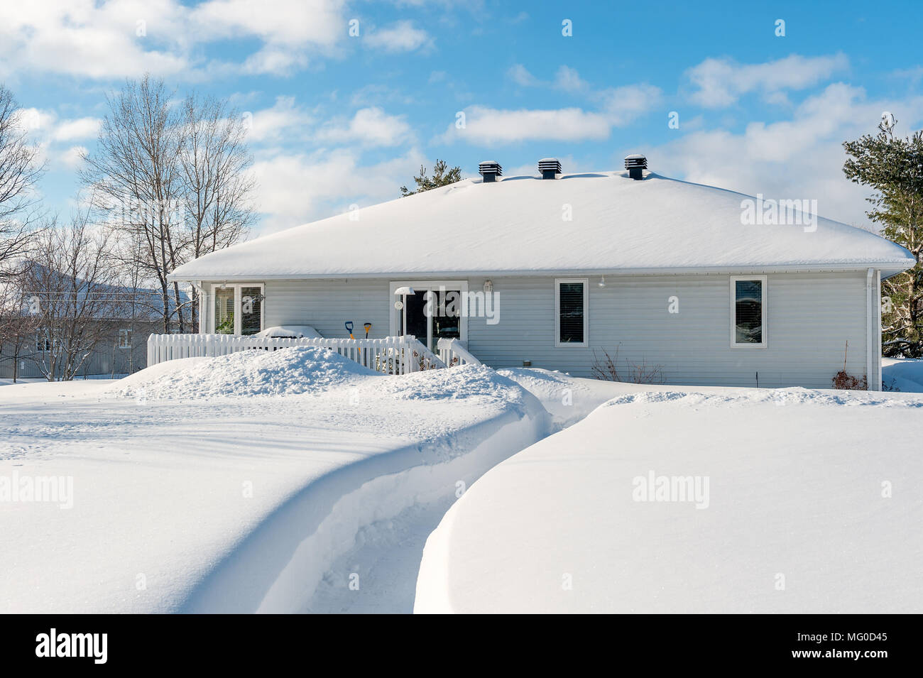 Percorso attraverso la neve per bungalow porta posteriore Foto Stock