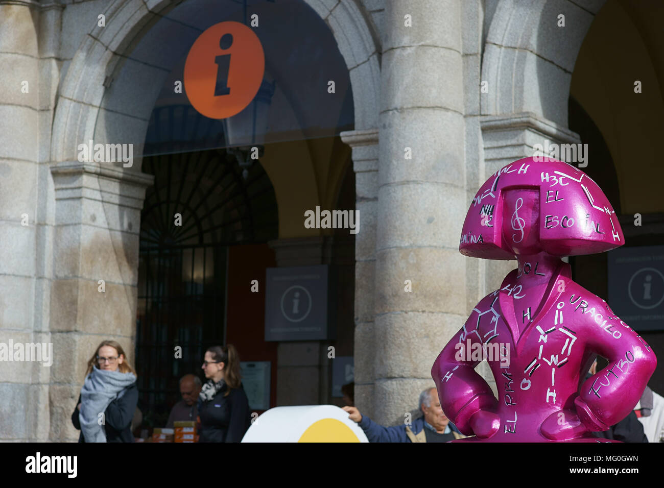 Statua vicino punto di informazioni turistiche in Plaza Mayor, Madrid, Spagna Foto Stock
