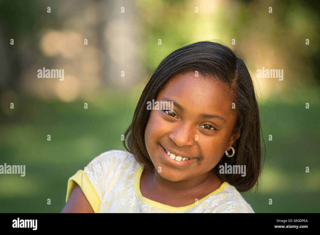 African American poco ragazza sorridente. Foto Stock