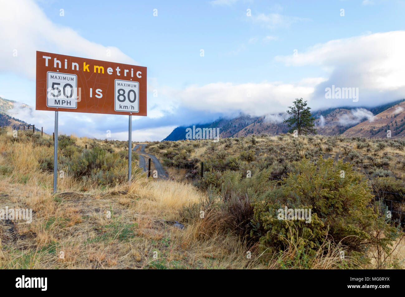 Metriche a misura il limite di velocità a segno da miglia per ora per chilometri per ora a Nighthawk border crossing in British Columbia, Canad Foto Stock