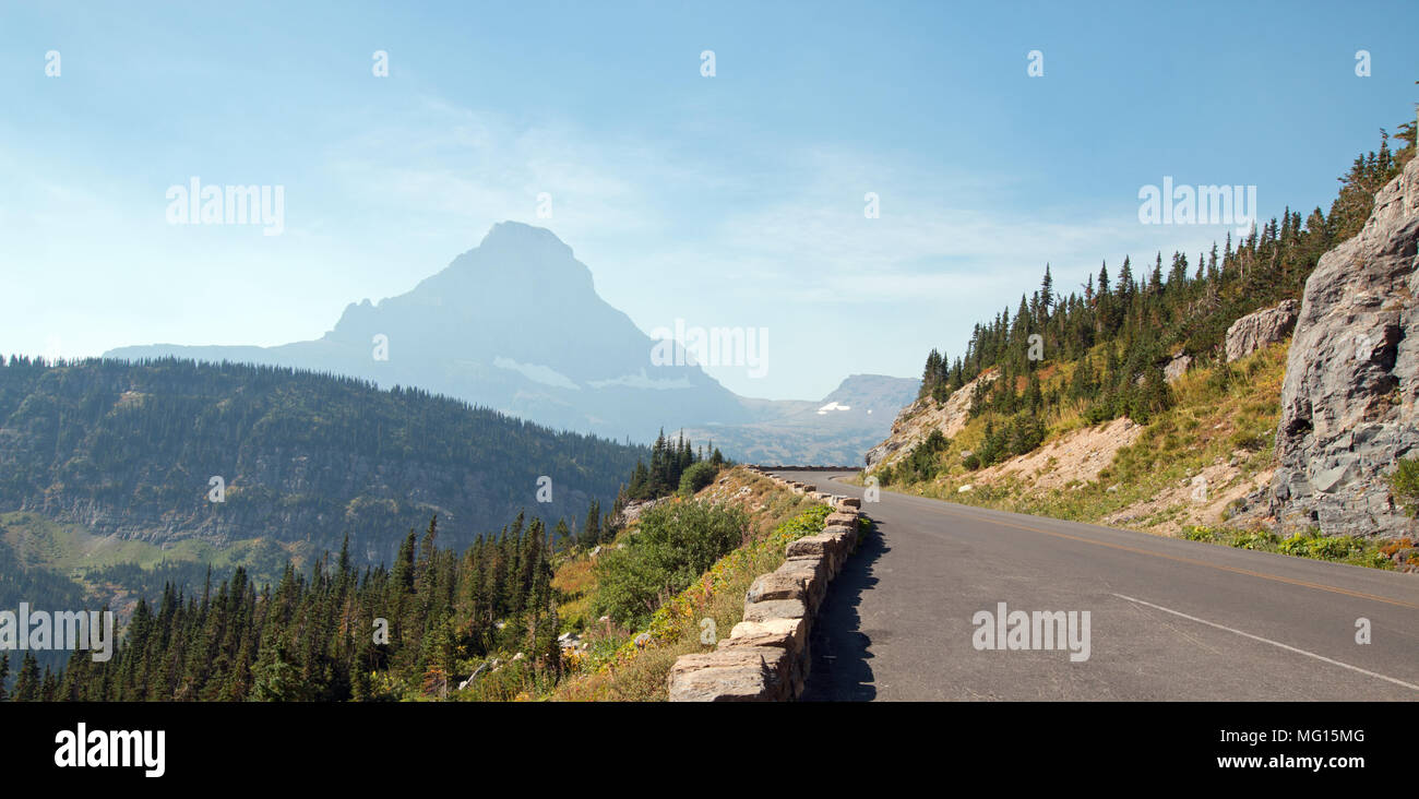 BEARHAT MOUNTAIN NELLA PARTE SUPERIORE DELLA LOGAN PASS SUL ANDANDO AL SOLE AUTOSTRADA SOTTO CIRRUS NUVOLE DURANTE IL 2017 rientrano gli incendi nel parco nazionale di Glacier IN M Foto Stock