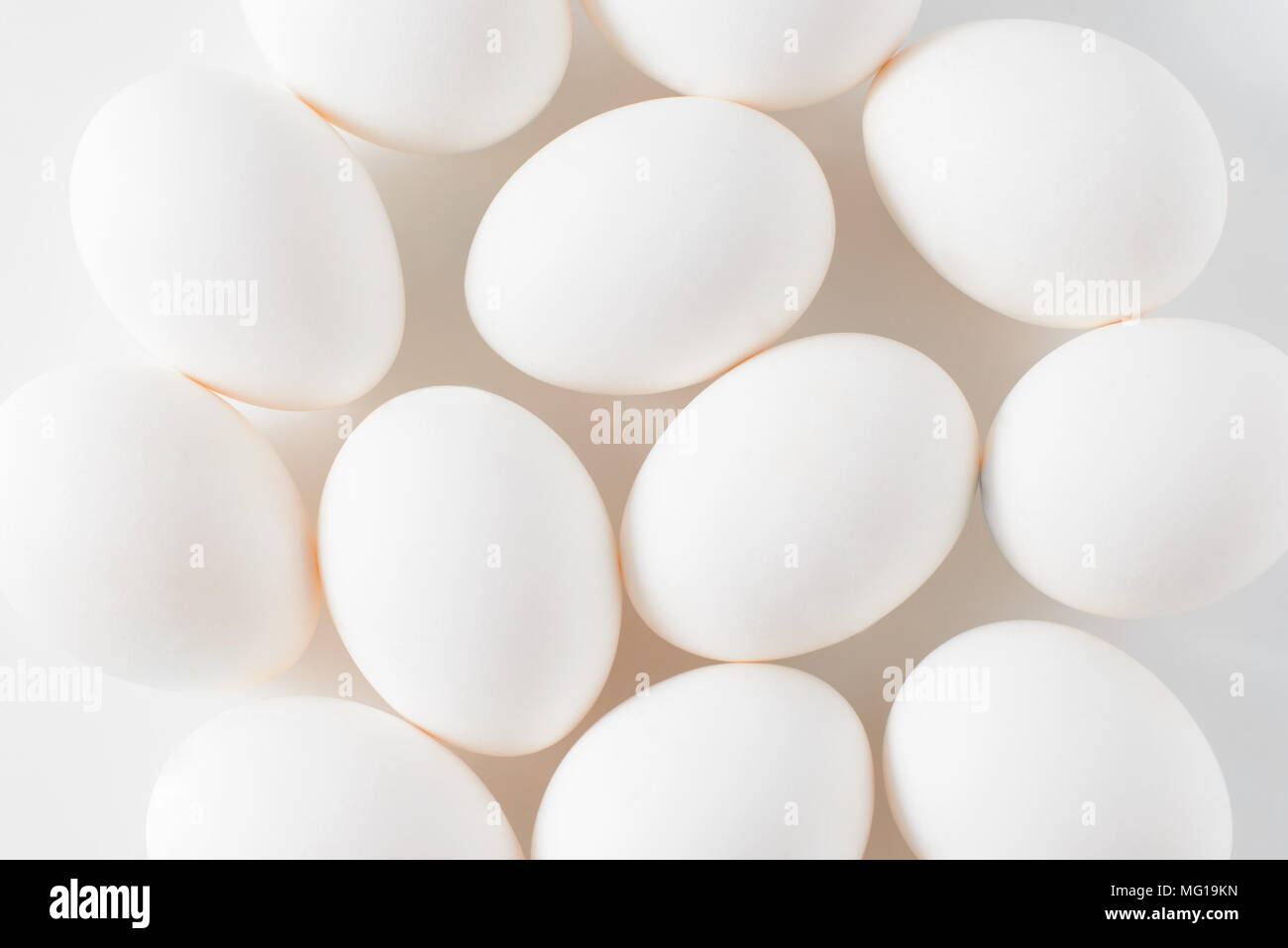 Le uova bianche su sfondo bianco. Foto di pasqua concetto. Close up. Vista da sopra. Foto Stock