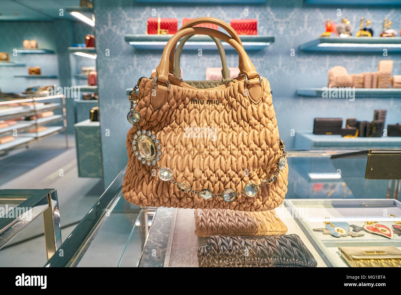 Milano, Italia - circa novembre, 2017: Immagine ravvicinata di Miu Miu borsa sul display presso la Rinascente. La Rinascente è una collezione di high-end negozi. Foto Stock