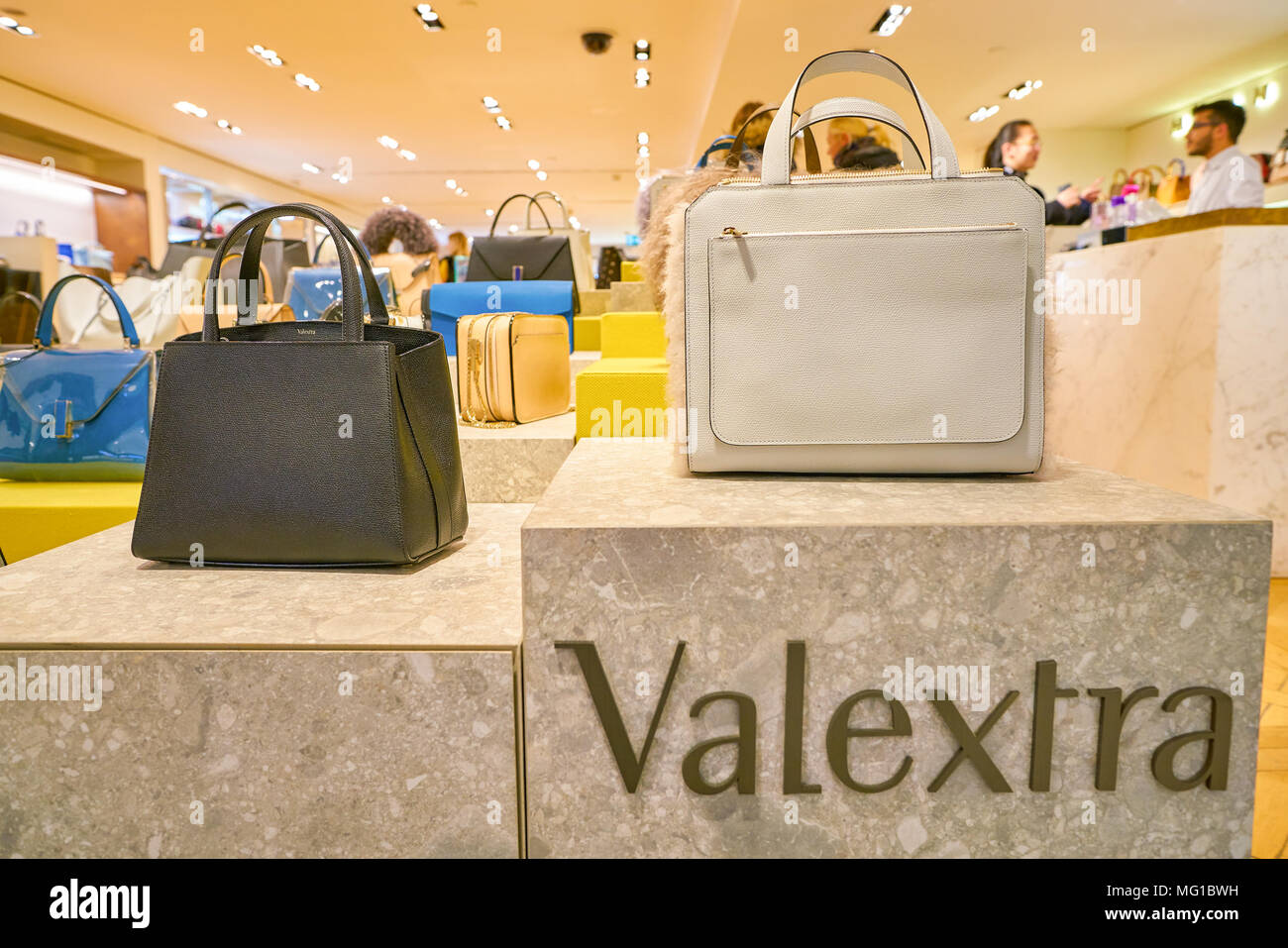 Milano, Italia - circa novembre, 2017: Valextra sacchi sul display presso  la Rinascente. La Rinascente è una collezione di high-end negozi Foto stock  - Alamy