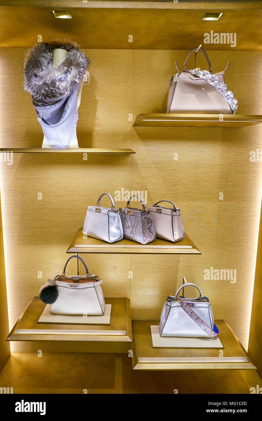 Milano, Italia - circa novembre, 2017: Fendi borse sul display presso la  Rinascente. La Rinascente è una collezione di high-end negozi Foto stock -  Alamy
