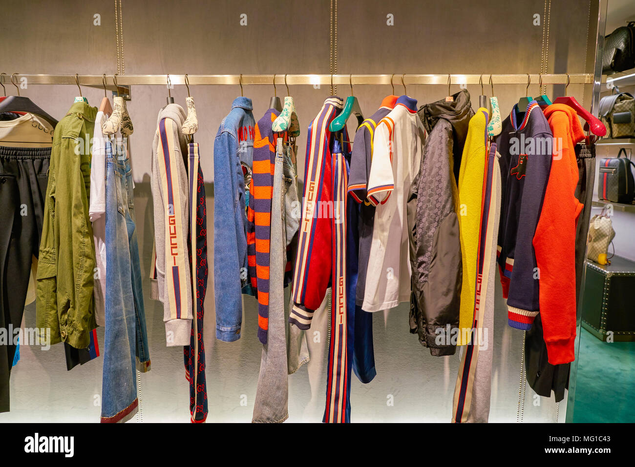Milano, Italia - circa novembre, 2017: vari di Gucci vestiti sul display  presso la Rinascente. La Rinascente è una collezione di high-end negozi  Foto stock - Alamy
