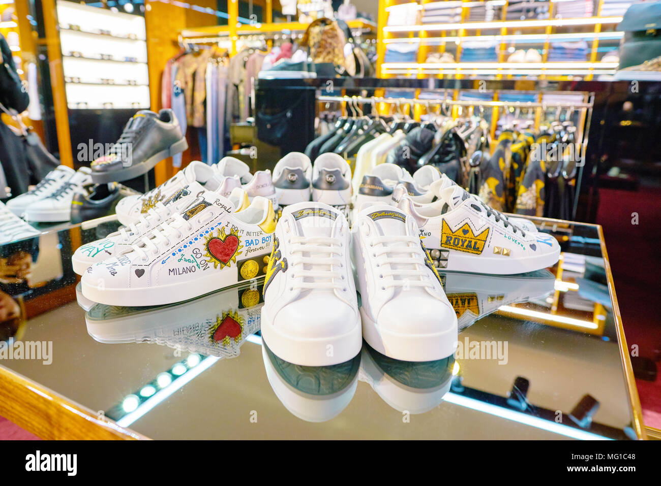 Milano, Italia - circa novembre, 2017: Dolce \u0026 Gabbana scarpe sul display  presso la Rinascente centro per lo shopping di Milano. La Rinascente è una  collezione di high-end s Foto stock - Alamy
