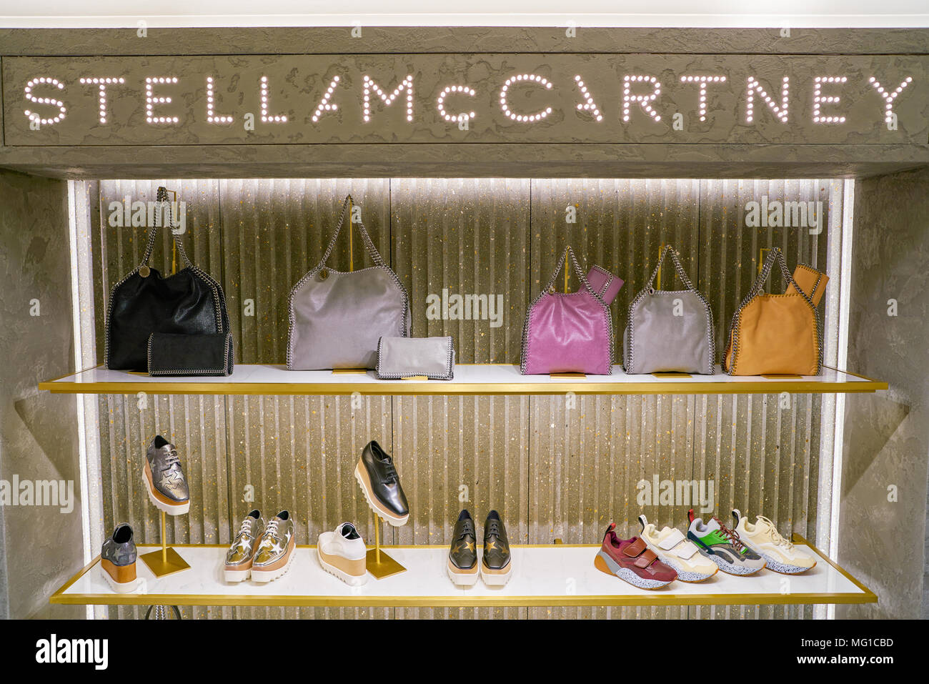 Milano, Italia - circa novembre, 2017: Stella McCartney borse e scarpe in  mostra presso la Rinascente. La Rinascente è una collezione di high-end  negozi Foto stock - Alamy