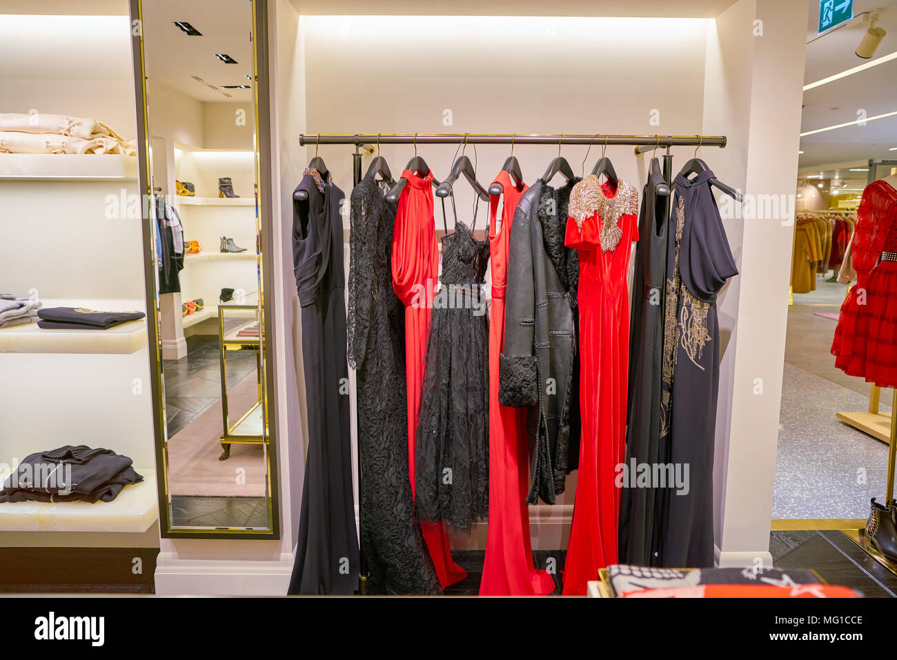 Milano Italia circa novembre 2017 vari di Alexander McQueen vestiti sul display presso la Rinascente. La Rinascente e una collezione di high end negozi Foto stock Alamy